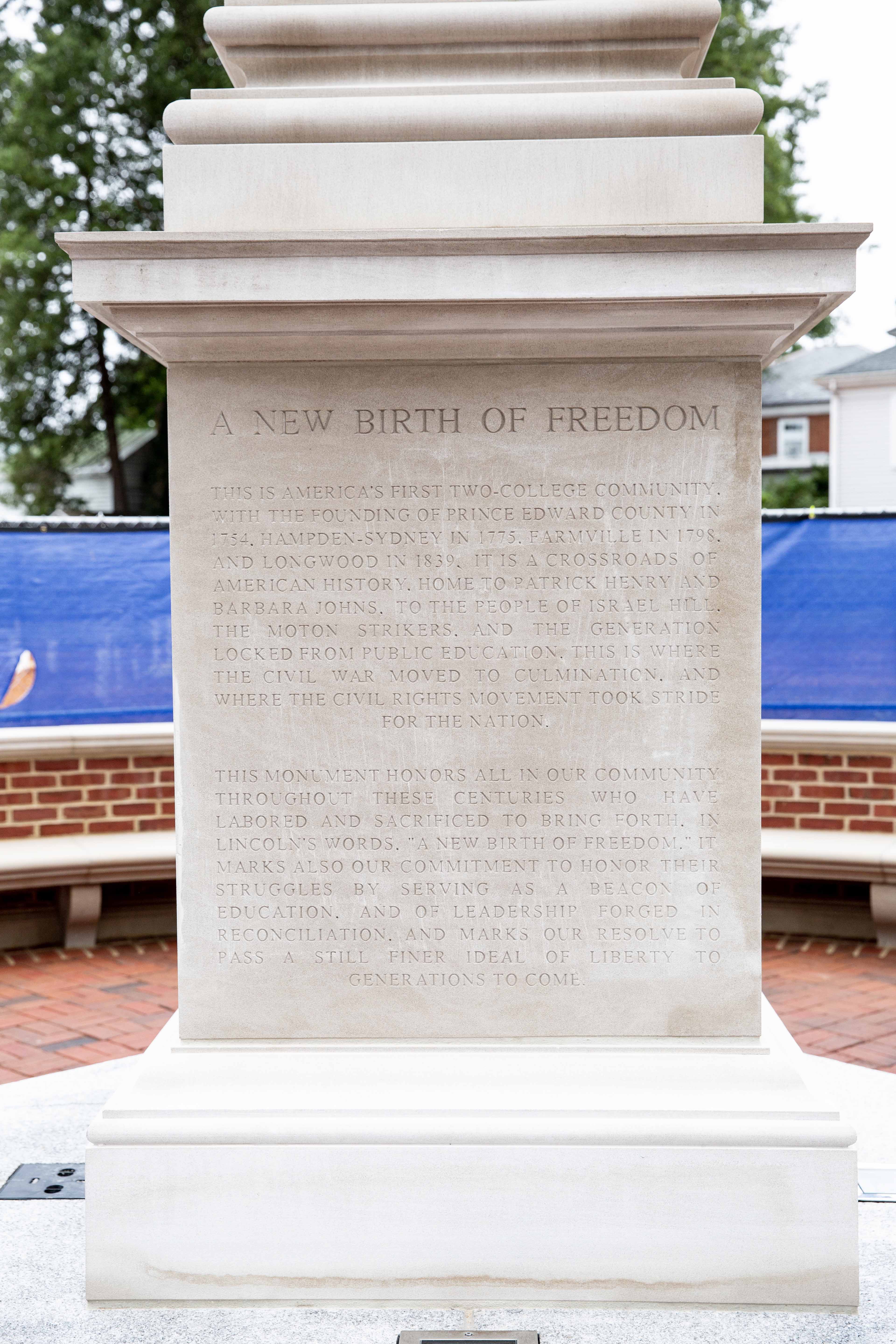 An image of the inscription on the freedom monument